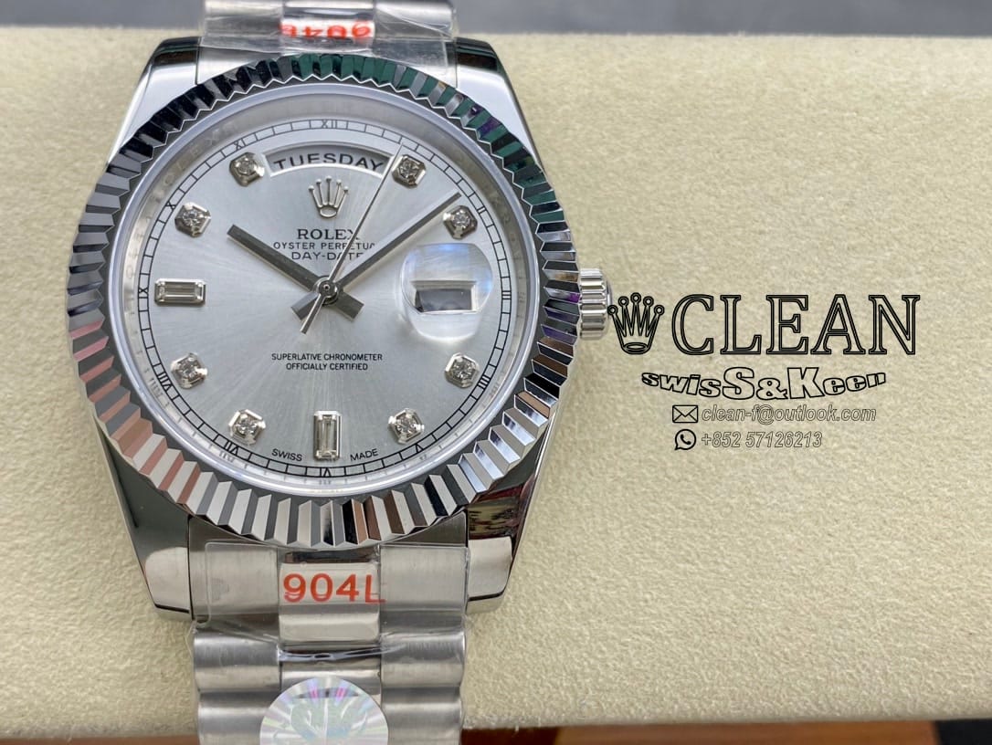 0023e0cf7d618f74fa54c8bf6284a50e ROLEX DAY-DATE SILVER DIAL 40MM - Image 1